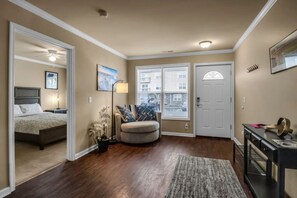 Een bureau, een strijkplank/strijkijzer, wifi, beddengoed