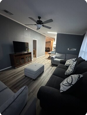 TV - "Mi rancho" Sandía peak ski area, a solo 15 millas (Edgewood)