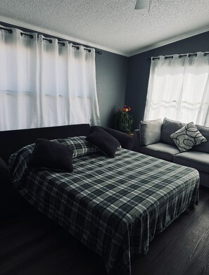 3 عدّة غرف نوم ومكواة/لوح كي وواي فاي وملاءات أسرّة