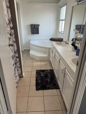 تجهيزات دش، مجففات شعر، مناشف، صابون