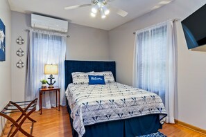 Iron/ironing board, WiFi, bed sheets - Waterfront | Outdoor Kitchen | Sleeps 14 (Cayuga)