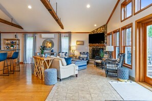 Smart TV, fireplace - Waterfront | Outdoor Kitchen | Sleeps 14 (Cayuga)