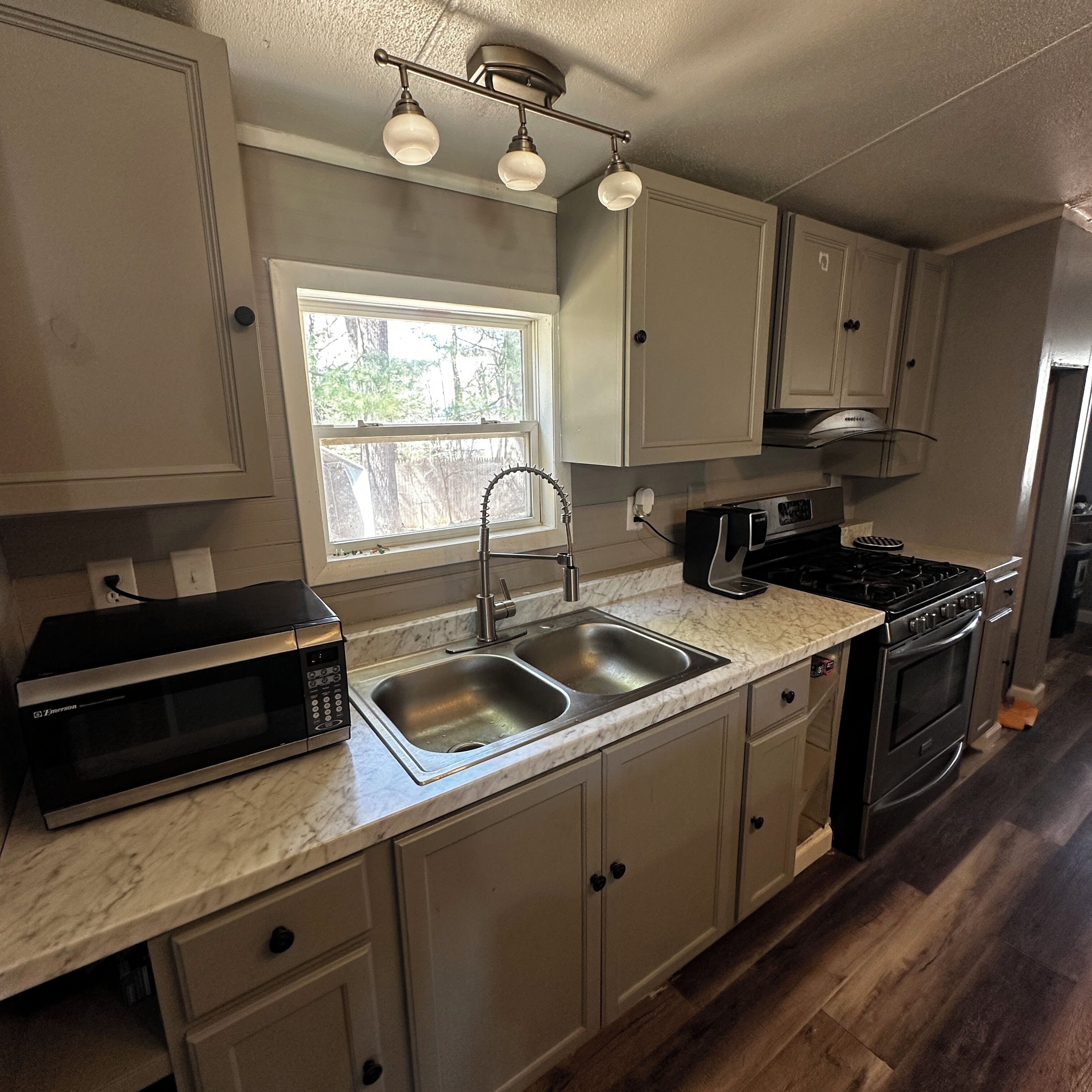 Four à micro-ondes, un four, surface de cuisson