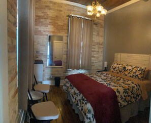 Tabla de planchar con plancha, wifi, ropa de cama