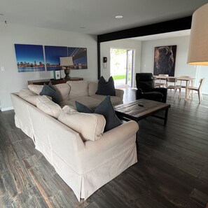 Smart TV - Spacious, Clean, Modern Home in welcoming Boulder City (Boulder City)