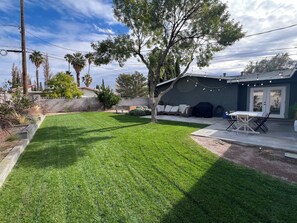 Outdoor dining - Spacious, Clean, Modern Home in welcoming Boulder City (Boulder City)