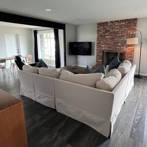 Smart TV - Spacious, Clean, Modern Home in welcoming Boulder City (Boulder City)