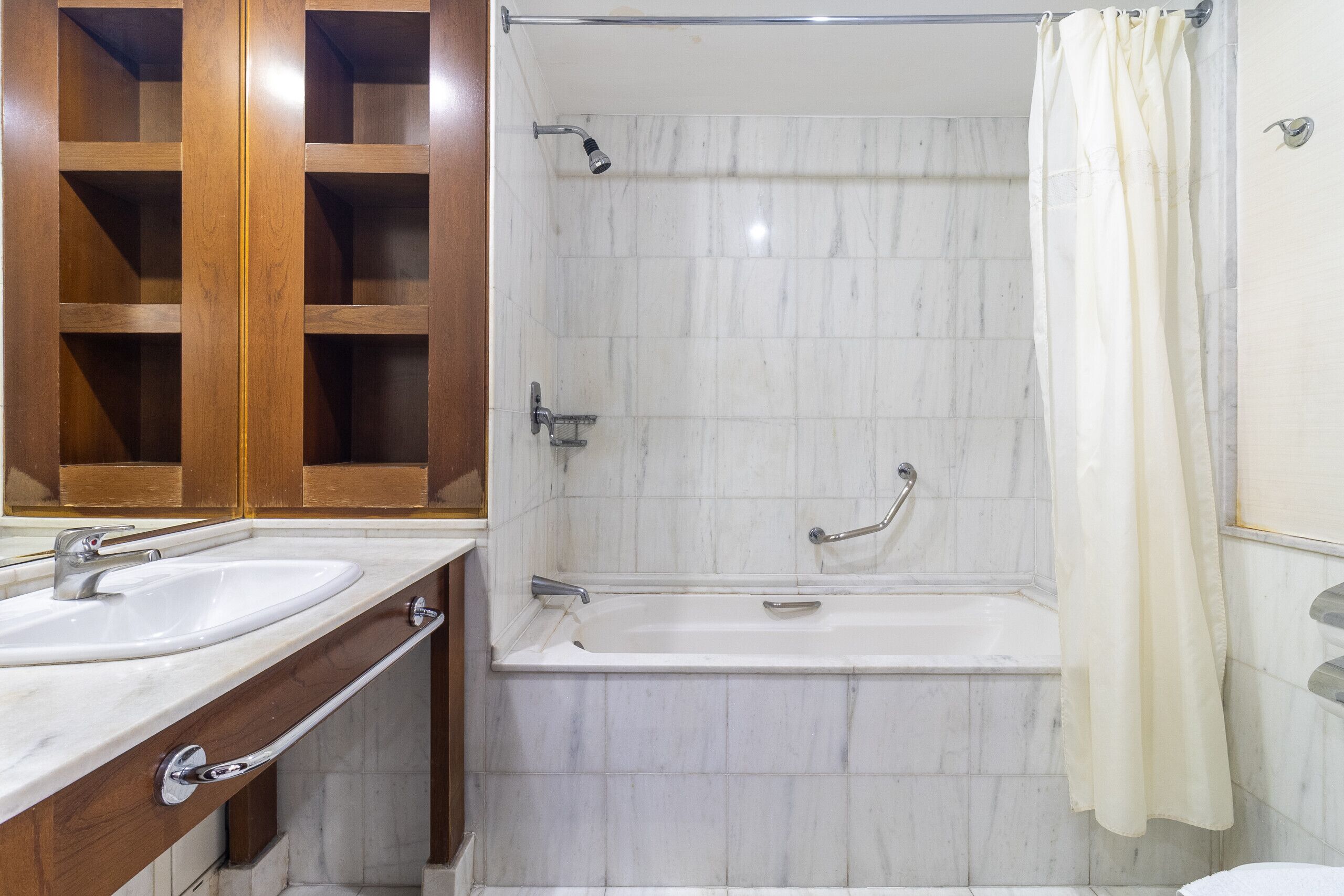 Une salle de bain avec deux lavabos, une baignoire et une douche.