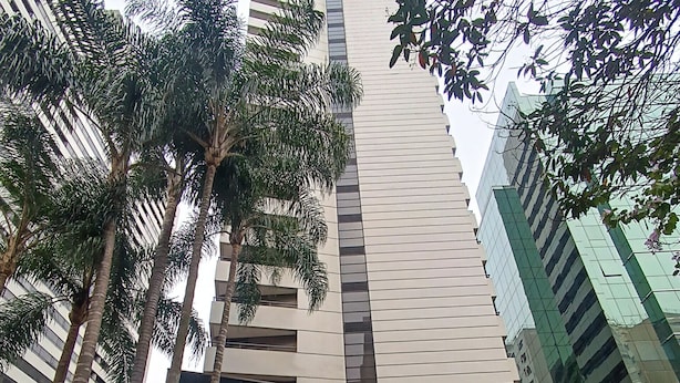 A modern hotel with a prominent 'Mercure Hotel' sign, a vertical facade, and a parking area with several cars. - Leoncio 706 in S o Paulo (São Paulo)