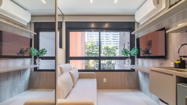 A compact kitchen with a built-in sofa, a large window, and a view of the city. - Melo Alves 31 2p 1q (São Paulo)