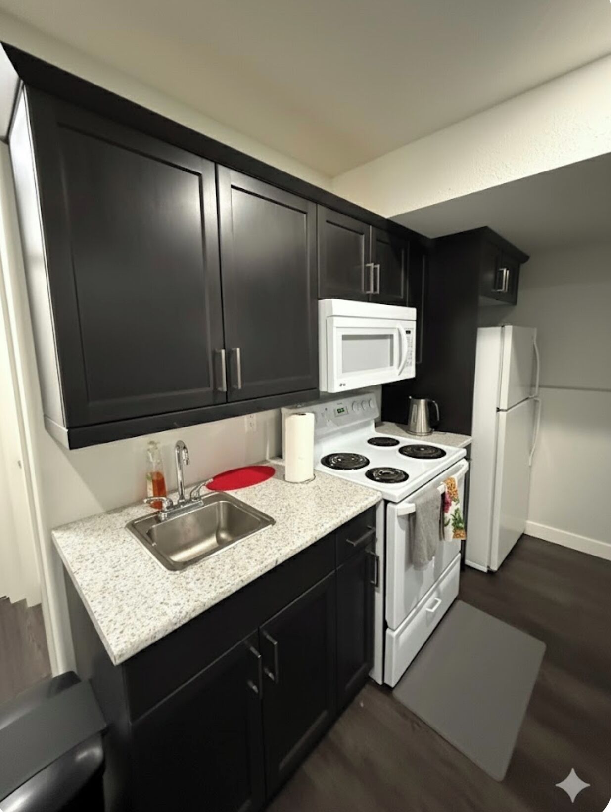 Réfrigérateur, micro-ondes, four, plaque de cuisson