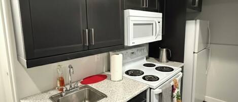 Kylskåp, mikrovågsugn, ugn och spishäll