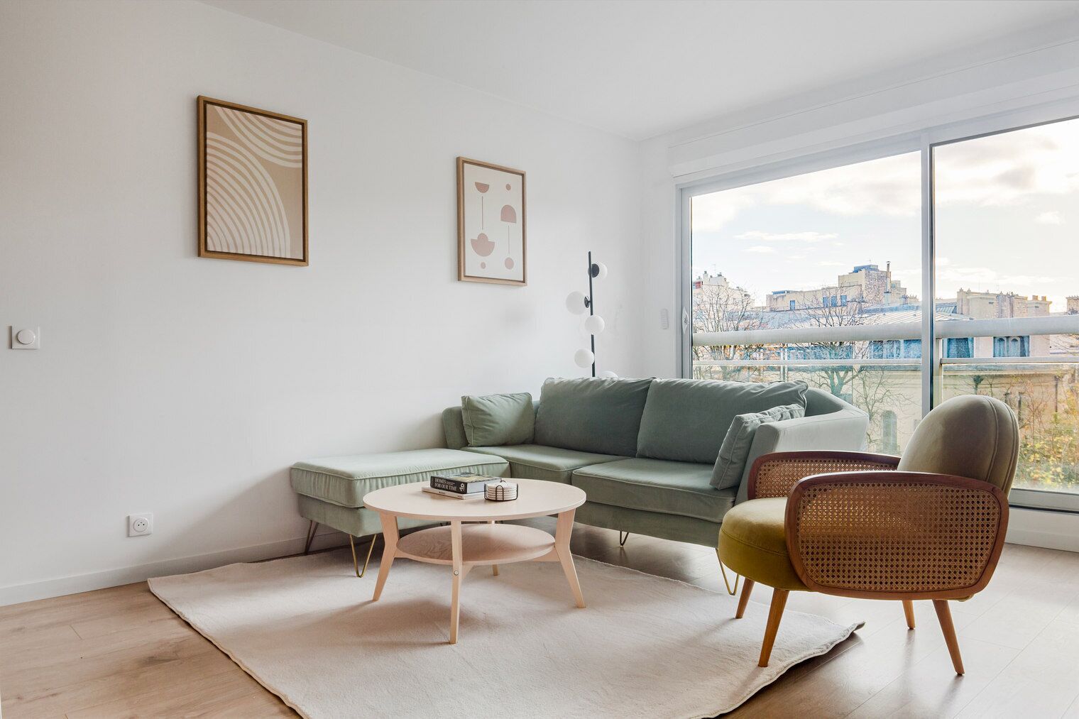 Una televisión, un reproductor estéreo