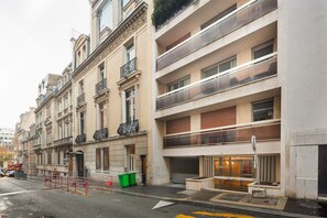 Exterior - Blueground | Chaillot, city view, nr Eiffel Tower (Paris)