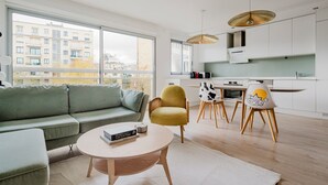 A modern apartment with a living room, dining area, and kitchen. - Blueground | Chaillot, city view, nr Eiffel Tower (Paris)