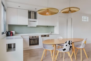 Fridge, microwave, oven, stovetop - Blueground | Chaillot, city view, nr Eiffel Tower (Paris)