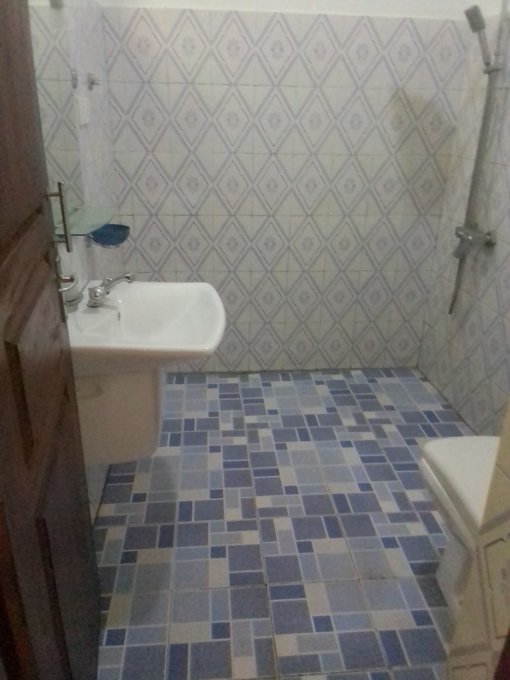 Secador de pelo, bidet, toallas, jabón