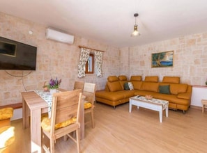 Villa (Heated Pool Retreat) | Salle de séjour