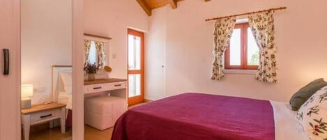 3 عدّة غرف نوم وأسرّة أطفال/رضّع