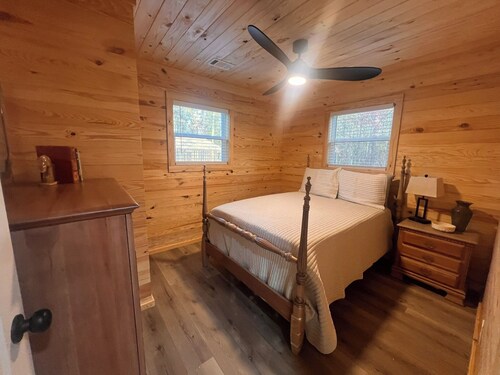 Peaceful 2BR cabin between Montgomery & Troy, AL with trails and stocked pond