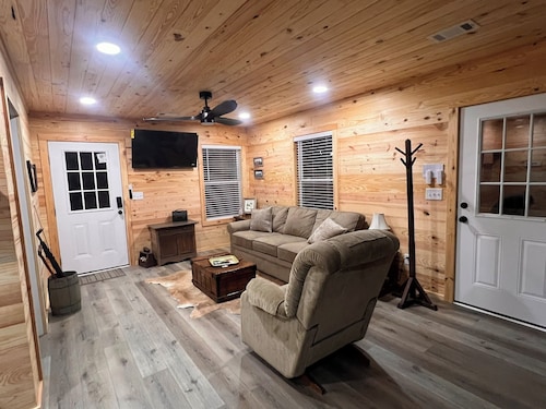 Peaceful 2BR cabin between Montgomery & Troy, AL with trails and stocked pond