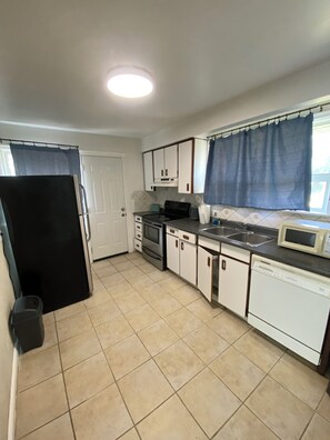 Private kitchen - Cozy Home in North York Toronto (Toronto)