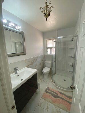 Shower, towels, soap, toilet paper - Cozy Home in North York Toronto (Toronto)