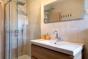 Shower, free toiletries, hair dryer, towels - Villa Casa Bastiani (100461-K1) - Buje (Buje)