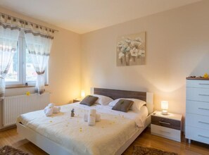 House (Six Bedroom Holiday House With Pool) | 1 bedroom, cribs/infant beds - Holiday House Balen With Swimming Pool (Benkovac)