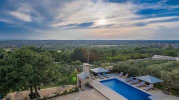 Maison (Six Bedroom Holiday House With Pool) | Piscine extérieure | Piscine extérieure (ouverte en saison), parasols de plage