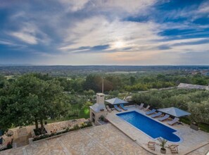 Maison (Six Bedroom Holiday House With Pool) | Piscine extérieure | Piscine extérieure (ouverte en saison), parasols de plage