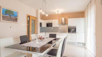 Maison (Six Bedroom Holiday House With Pool) | Cuisine privée | Réfrigérateur