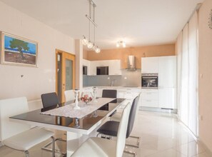 Maison (Six Bedroom Holiday House With Pool) | Cuisine privée | Réfrigérateur