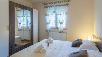 Maison (Six Bedroom Holiday House With Pool) | 1 chambre, lits bébé (en supplément)