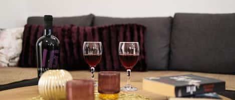 Villa (Three bedroom villa with pool) | Sala de estar | Televisión de pantalla plana de 32 pulgadas con canales vía satélite