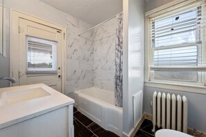 Shower, towels, soap, toilet paper - Fantastic 5-bedroom house with AC in charming Highland Park (Highland Park)