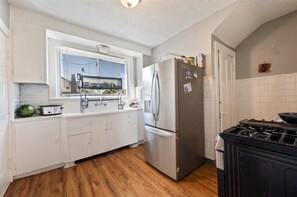 Microwave, oven, stovetop - Fantastic 5-bedroom house with AC in charming Highland Park (Highland Park)