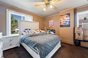 5 bedrooms, iron/ironing board, WiFi, bed sheets