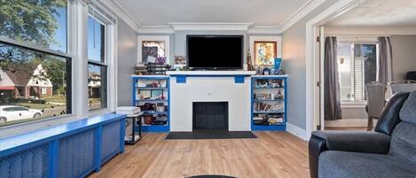 Televisión y chimenea