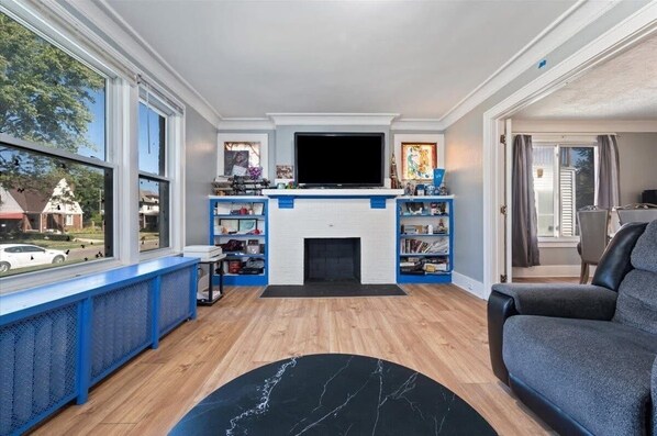 TV, fireplace