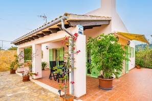 Outdoor dining - SA PLANA DE BAIX - Cozy house in Son Servera with free wifi. (Son Servera)