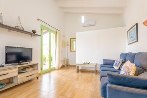 Living area - SA PLANA DE BAIX - Cozy house in Son Servera with free wifi. (Son Servera)
