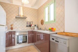 Private kitchen - SA PLANA DE BAIX - Cozy house in Son Servera with free wifi. (Son Servera)