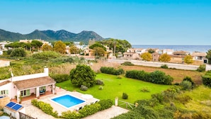 A residential area with a swimming pool, green lawns, and houses with Mediterranean architecture. - SA PLANA DE BAIX - Cozy house in Son Servera with free wifi. (Son Servera)