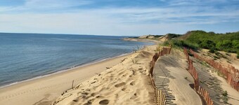 Modern Oasis. Private Heated Saltwater Pool. Huge Lounge Deck. Beach Golf Bike.