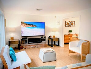 Smart TV, fireplace, books - Modern Oasis. Private Heated Saltwater Pool. Huge Lounge Deck. Beach Golf Bike. (Dennis)