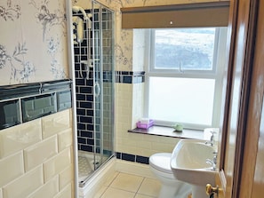 Bathroom - 3 bedroom accommodation in Nantlle, near Caernarfon (Nantlle, near Caernarfon)