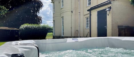 Bañera de hidromasaje al aire libre