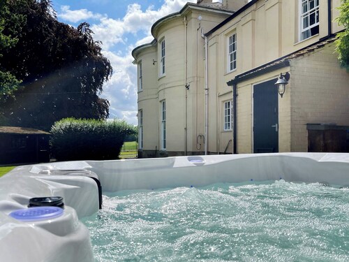 6 bedroom accommodation in Market Rasen