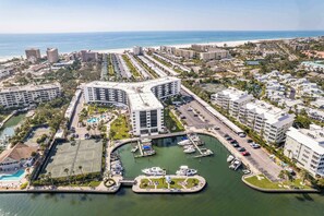 Ein Küstenhotel mit einer Marina, mehreren Gebäuden und einem Strand im Hintergrund.